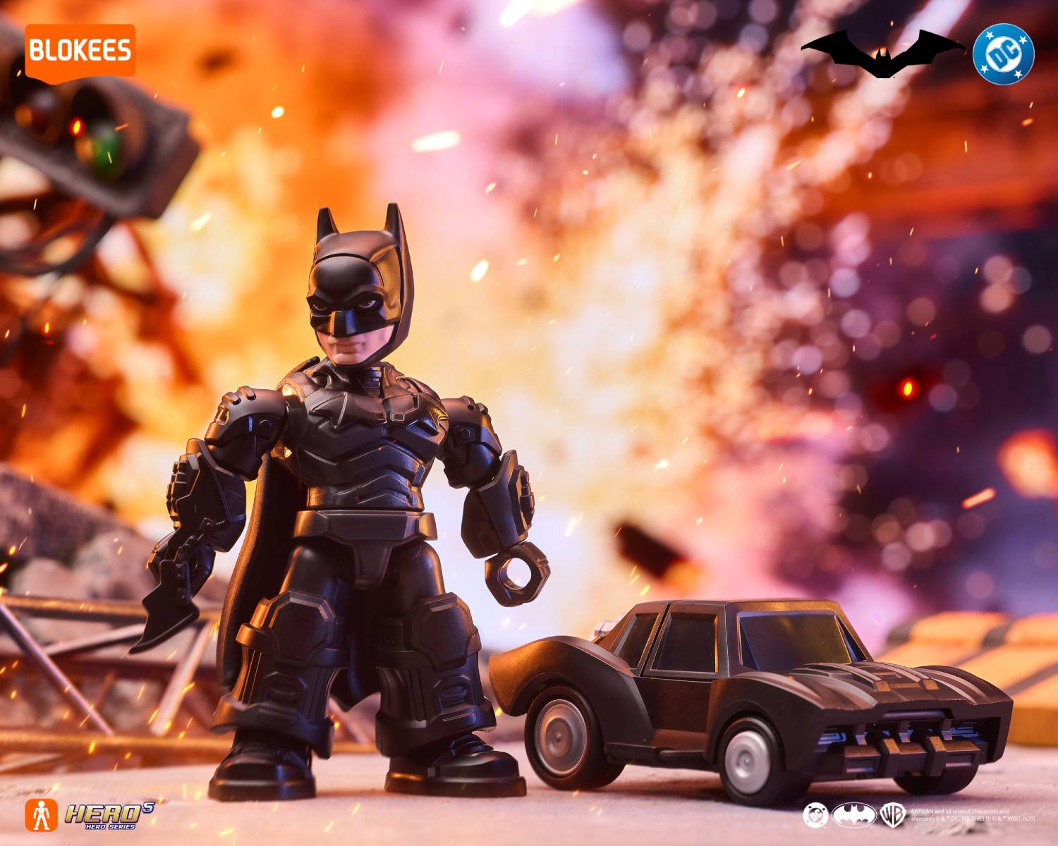 Figura de Batman y coche con fondo de explosión. Logo DC Comics.