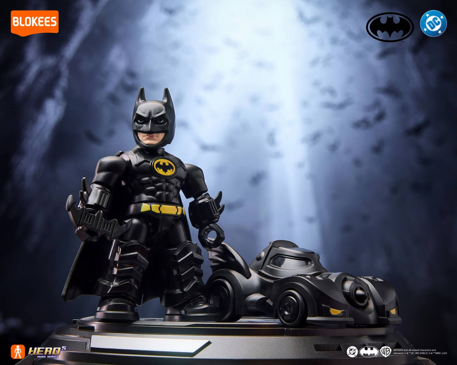 Figura de Batman y Batimóvil sobre un pedestal ante fondo oscuro.