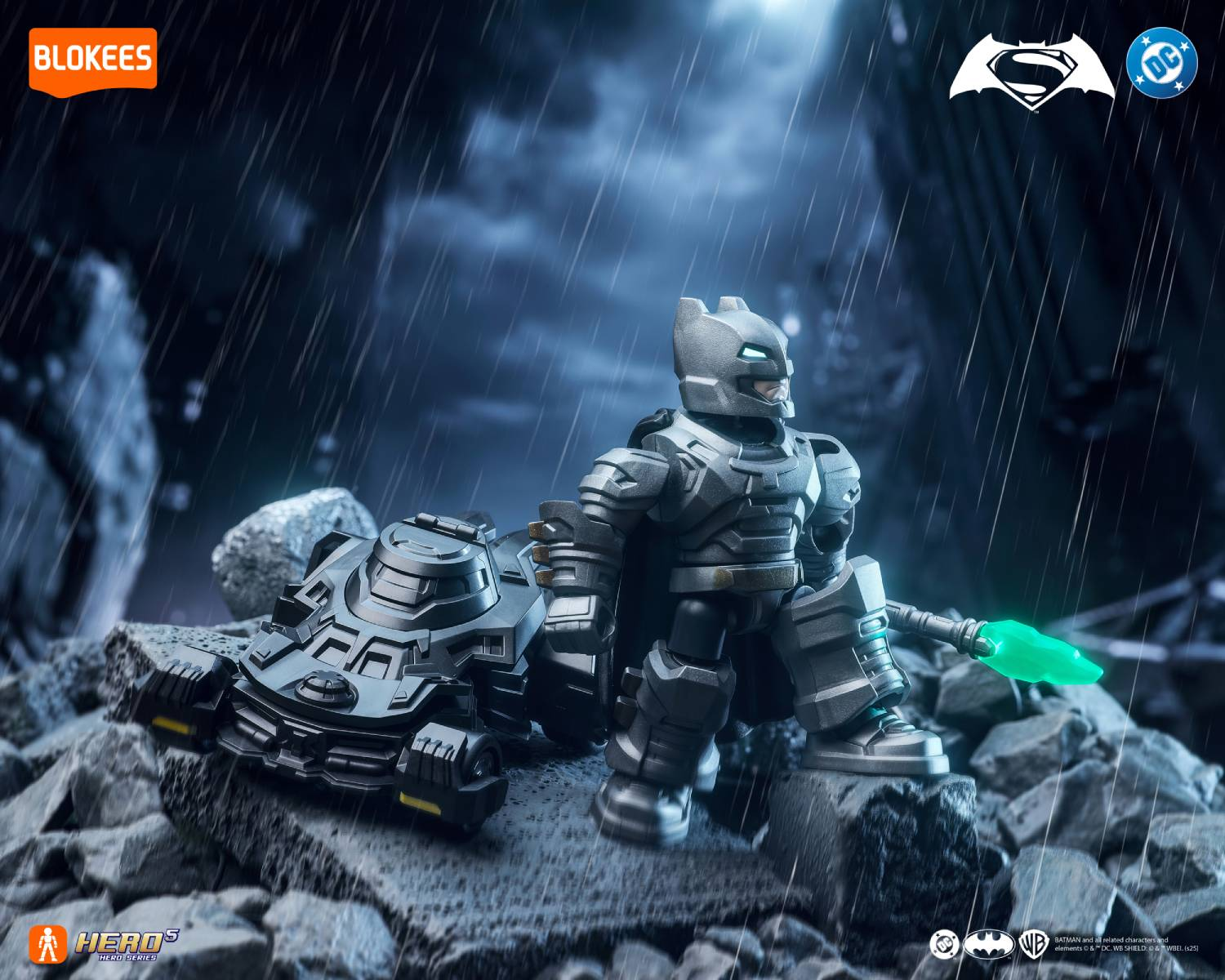 Un juguete de Batman junto al Batmóvil sobre rocas bajo la lluvia.