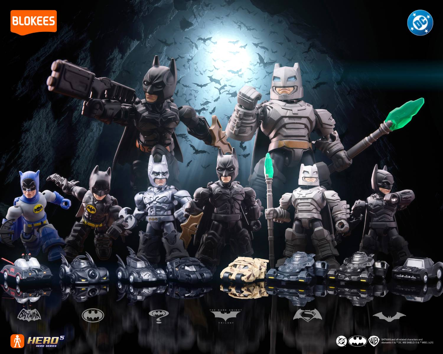 Múltiples figuras de acción de Batman en varias armaduras y vehículos sobre fondo oscuro.