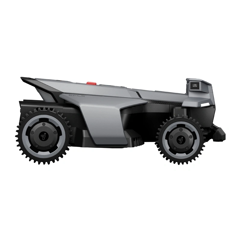 Szürke robotfűnyíró fekete alappal és kerekekkel, fehér háttér.