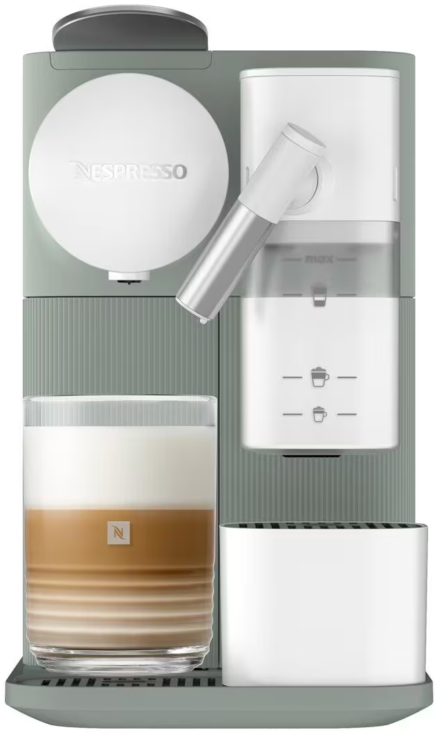 Une machine à café Nespresso avec un verre de latte macchiato.
