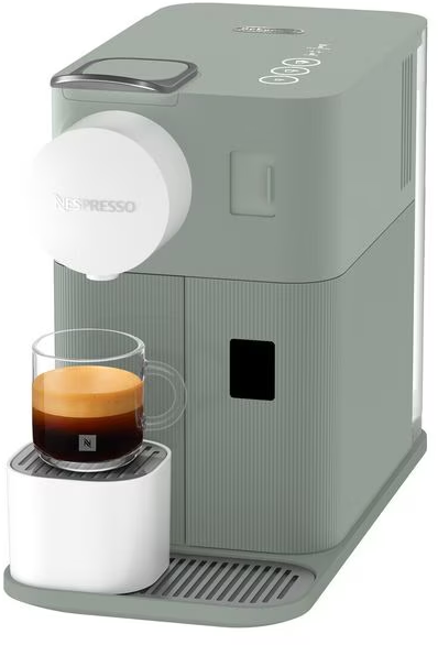 Une machine à café Nespresso grise avec une tasse d'expresso surmontée de mousse.