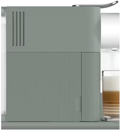 Une machine à café grise avec un verre de latte à côté.