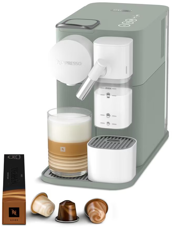 Une machine à café Nespresso verte avec un verre de café au lait et des capsules.