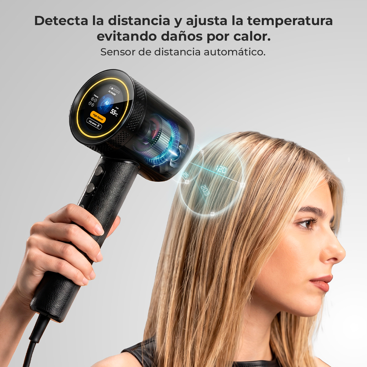 Un secador negro se sostiene sobre la cabeza de una mujer. Un sensor muestra datos.