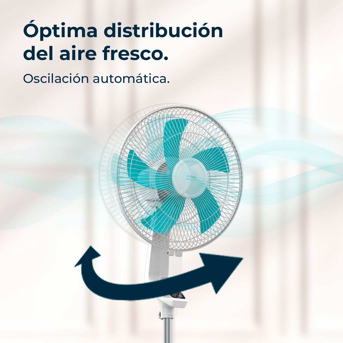 Un ventilador con aspas turquesas y soporte plateado. Flechas indican oscilación.