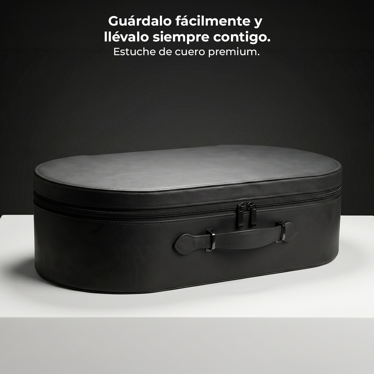 Estuche negro de cuero con cremallera y asa sobre un estante blanco.