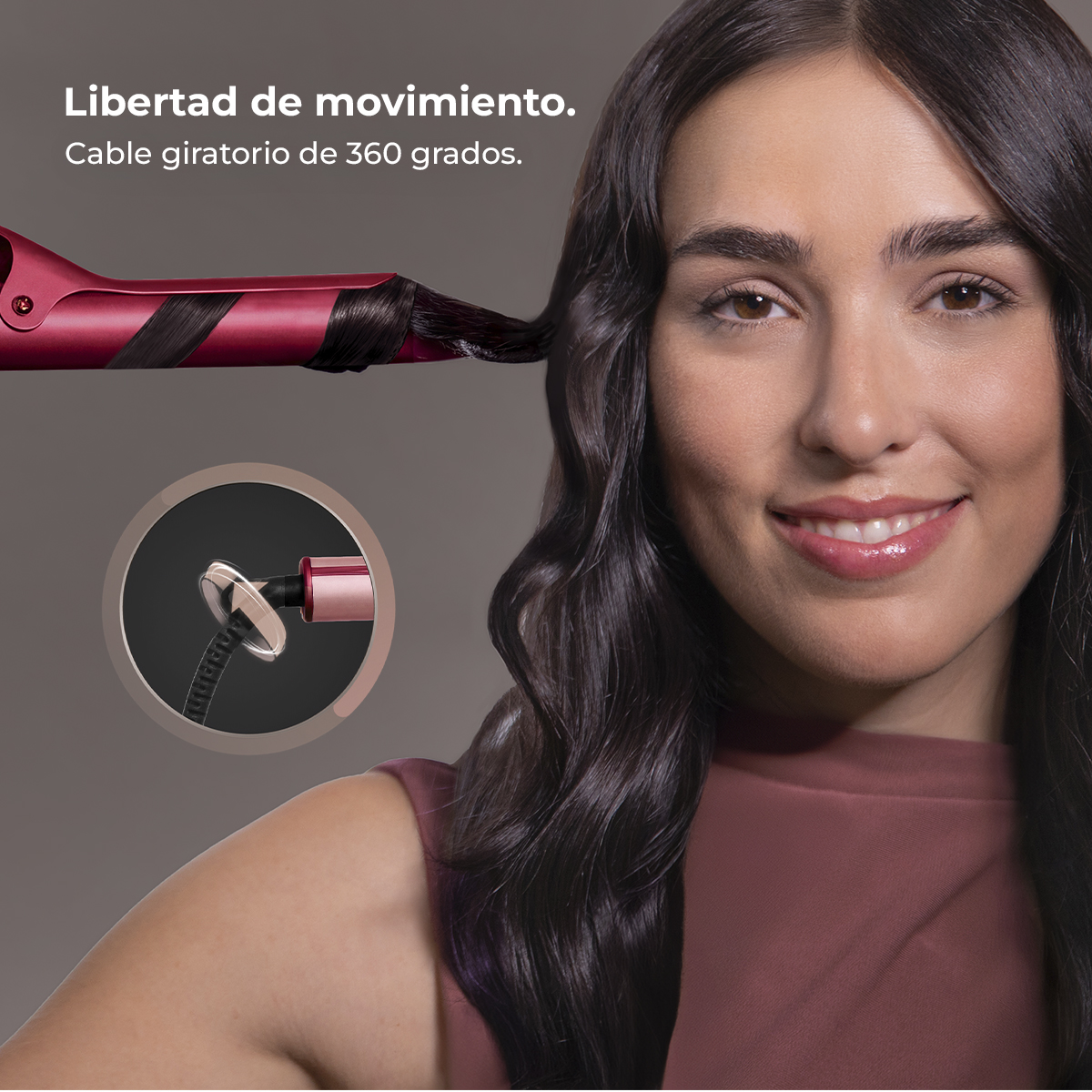 Mujer con cabello castaño rizándose el pelo con un rizador rojo.