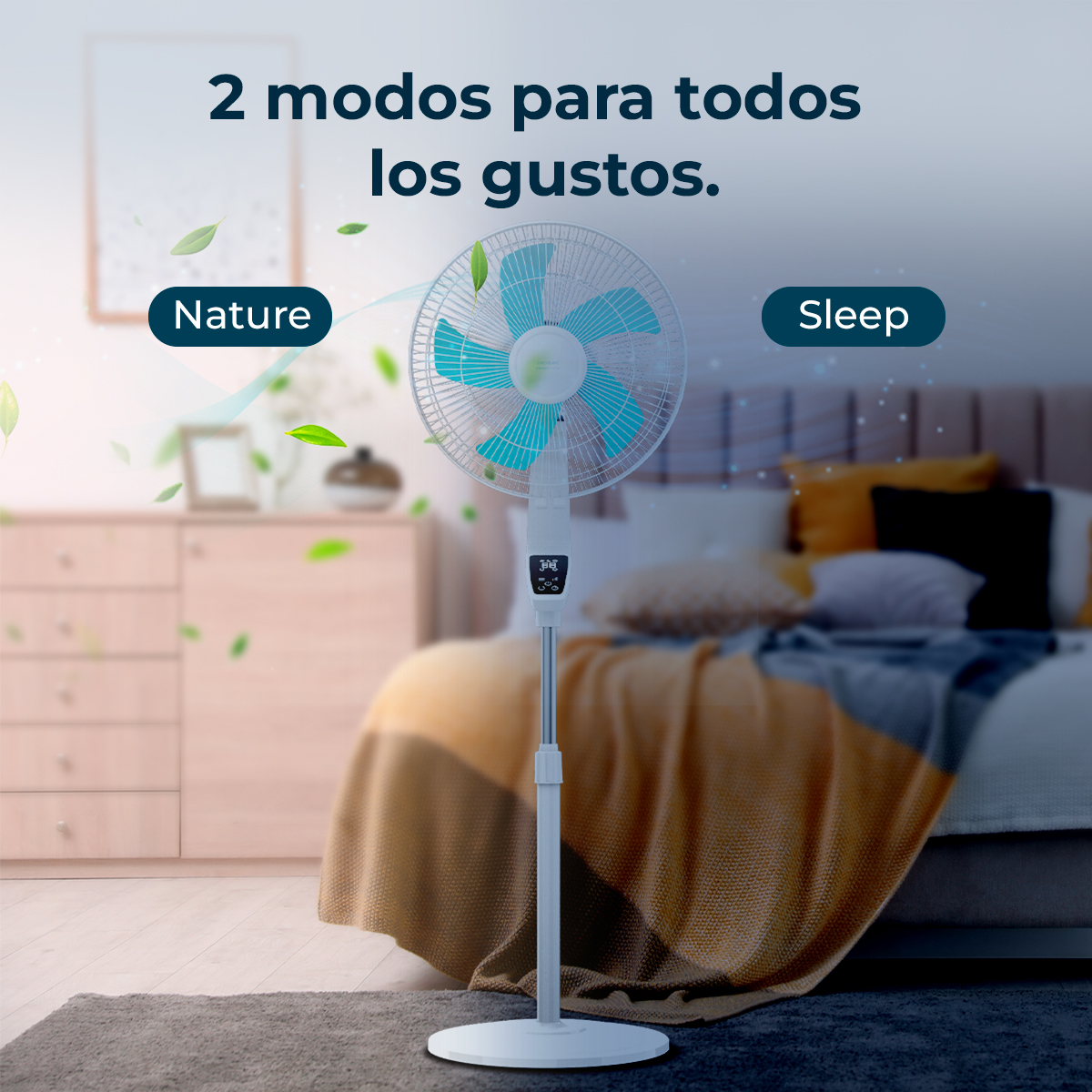 Un ventilador de pie blanco con aspas azules está en un dormitorio. A la izquierda un armario, a la derecha una cama.
