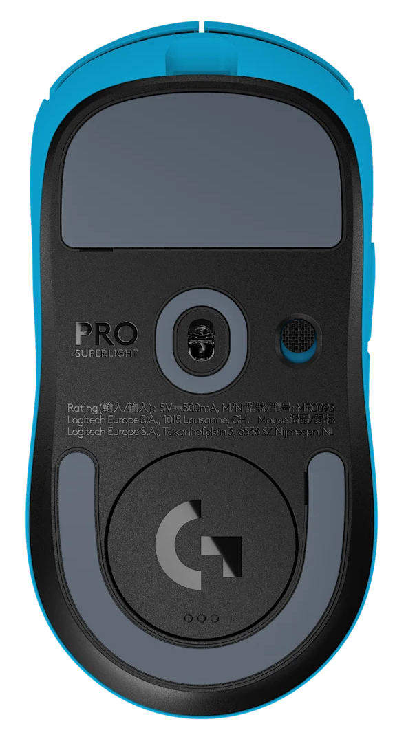 Kék Logitech Pro Superlight egér alsó része fekete és szürke részletekkel.