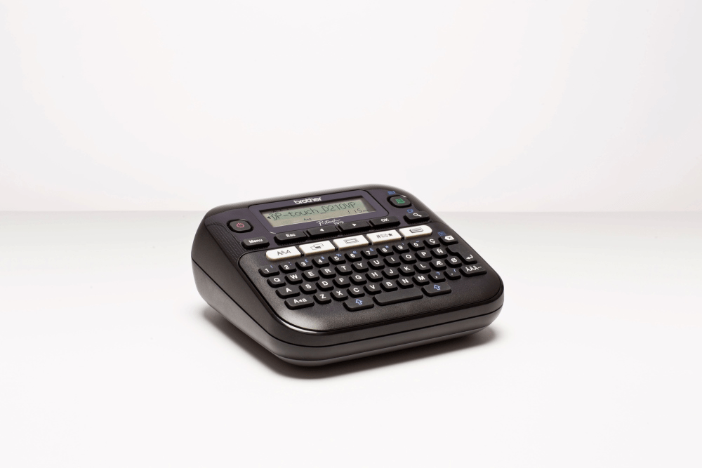 Czarna drukarka etykiet z klawiaturą QWERTY na białym tle.