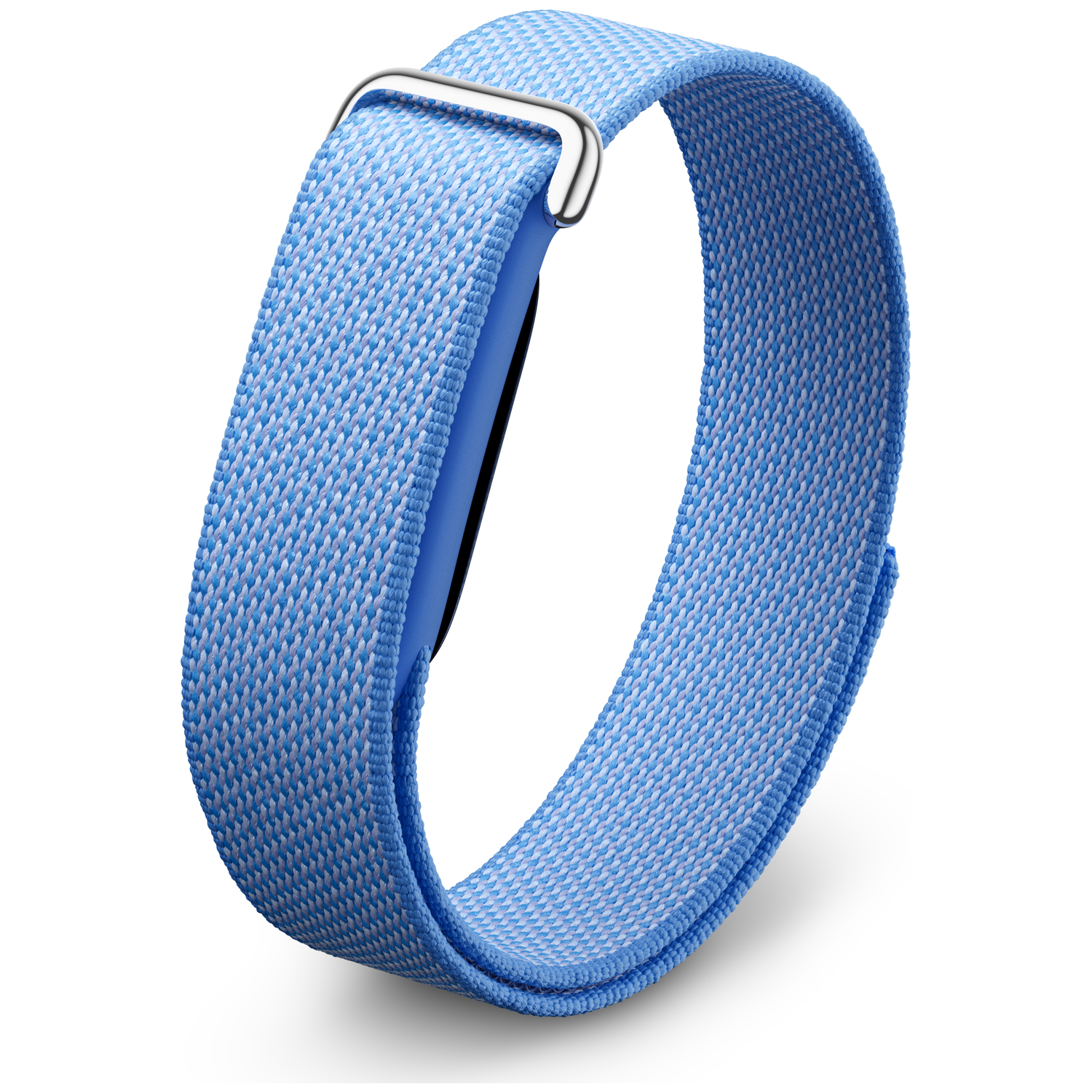 Een blauw stoffen polsbandje met een zilveren sluiting, op een witte achtergrond.
