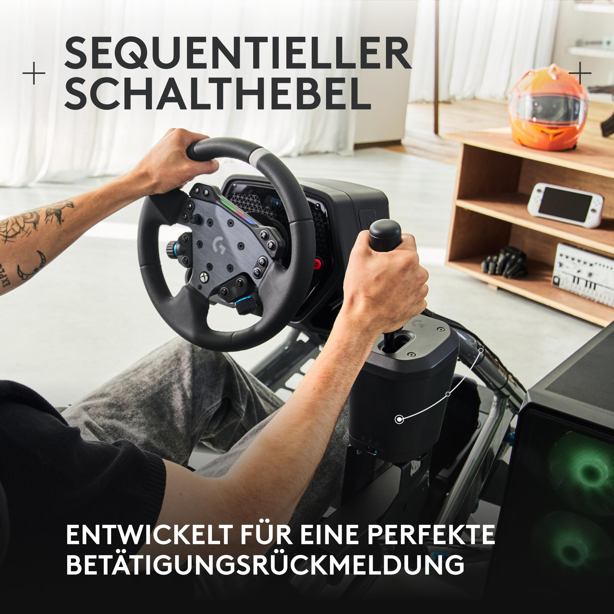 Person spielt mit einem Rennlenkrad und Schalthebel. Ein orangefarbener Helm liegt auf einem Regal.