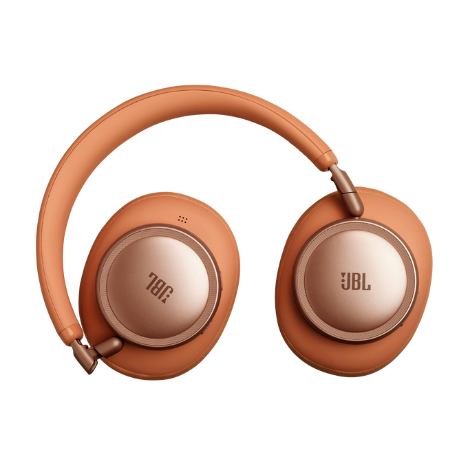 Auriculares JBL naranjas con detalles en oro rosa sobre fondo negro.