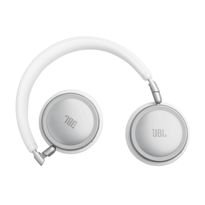 Auriculares JBL blancos con detalles plateados sobre fondo negro.