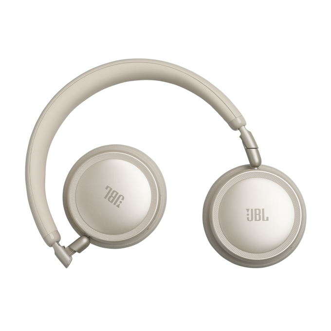 Auriculares JBL beige con diadema acolchada y orejeras redondas.