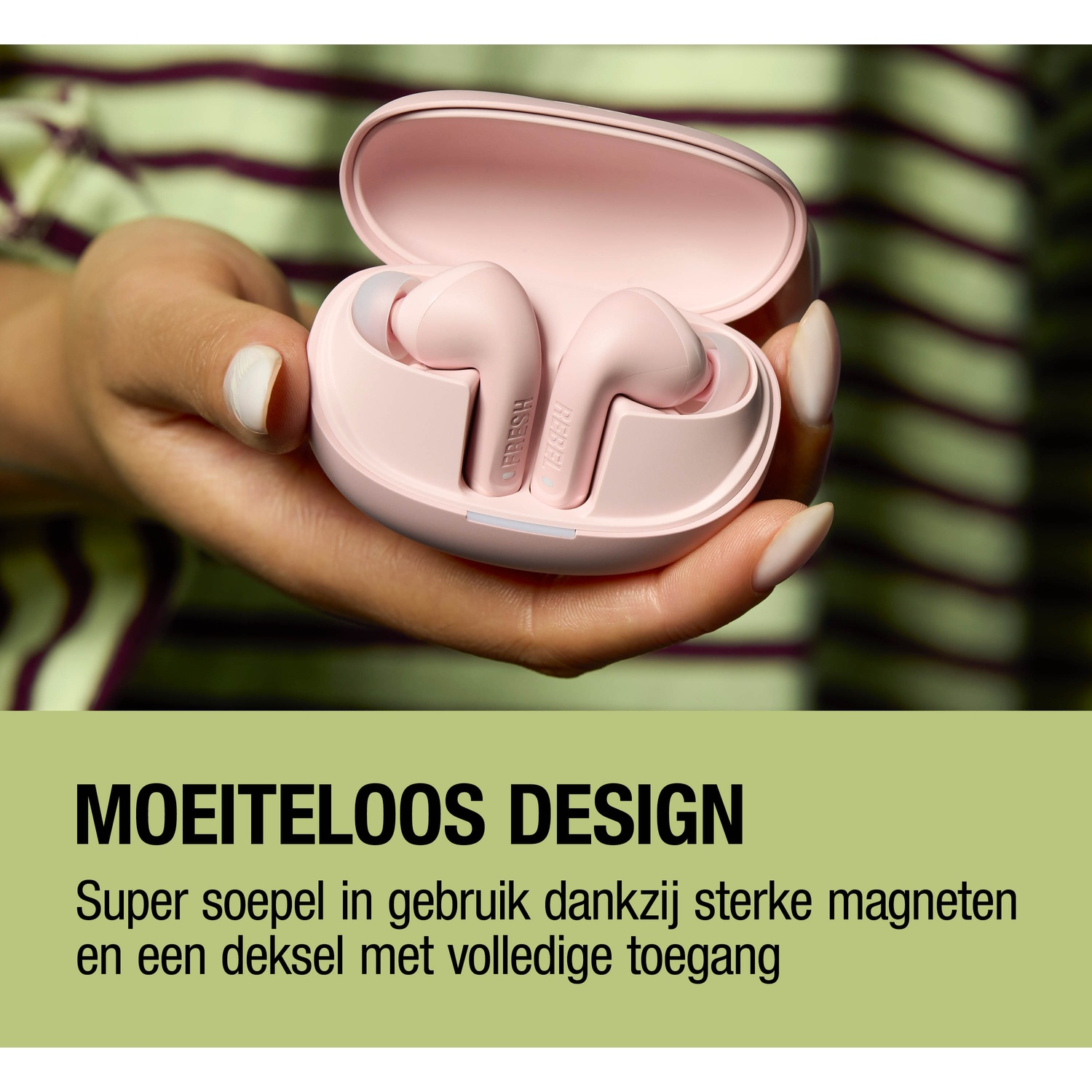 Een hand houdt een roze oplaadcase met oordopjes vast. Strepen op achtergrond.