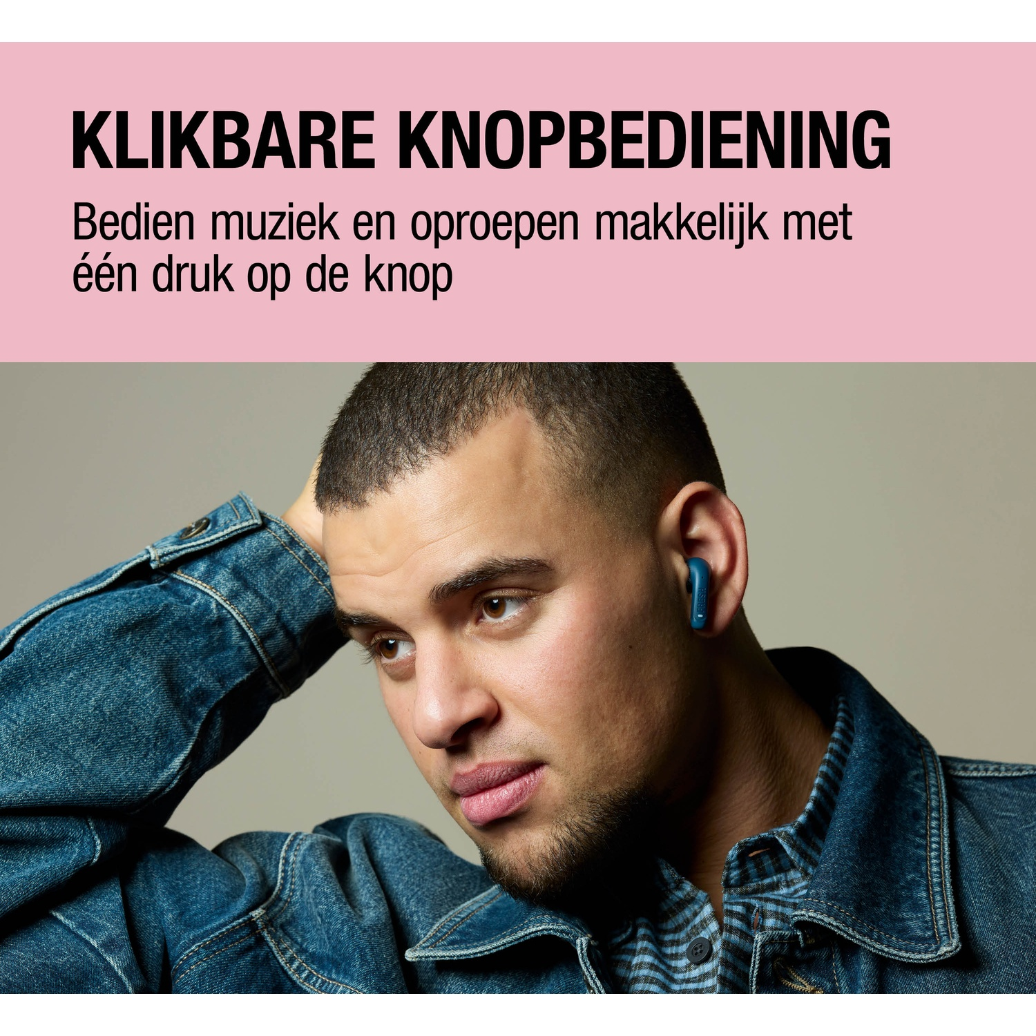 Man in blauwe spijkerjas met blauwe oordop.