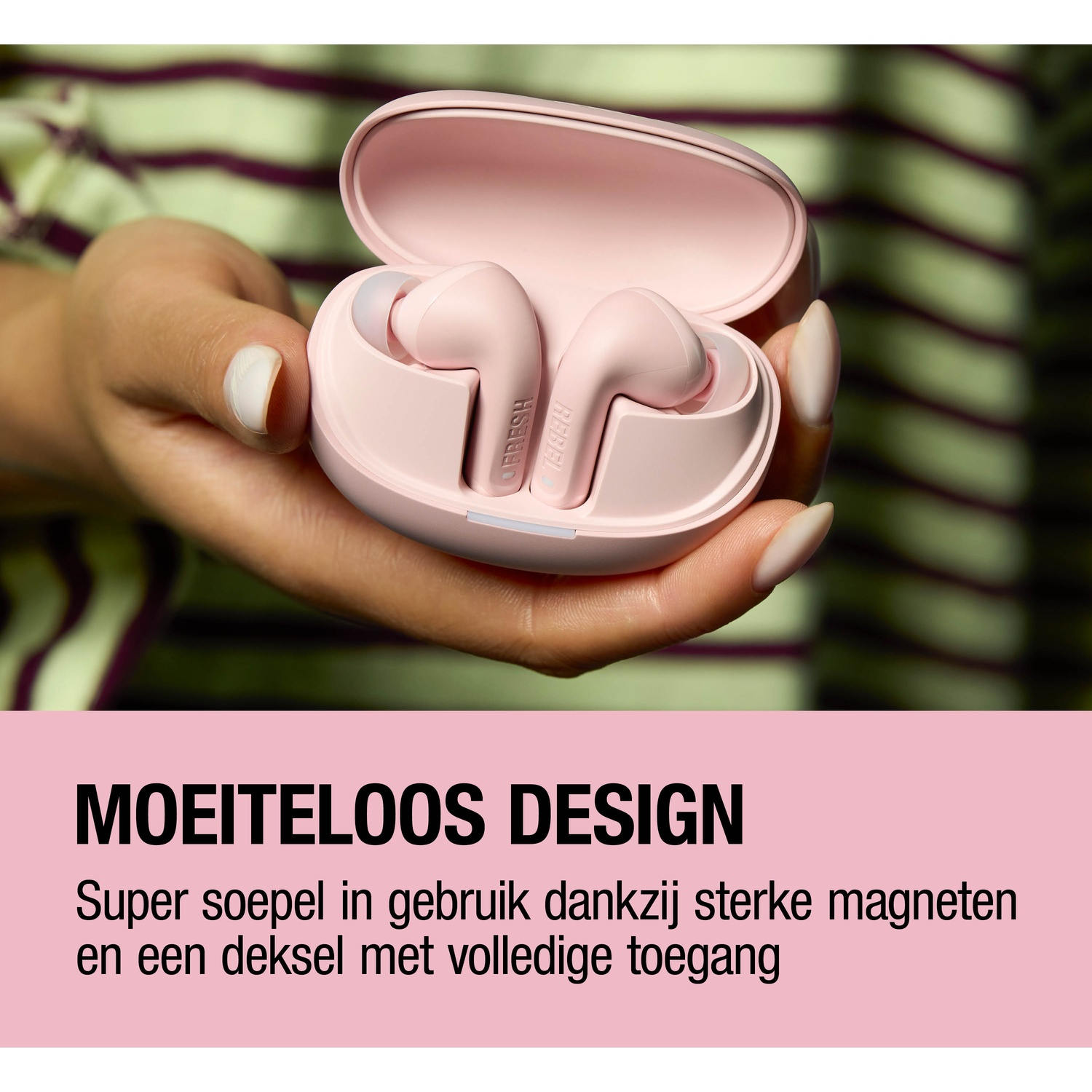 Een hand houdt een roze oplaadcase met draadloze oordopjes vast.