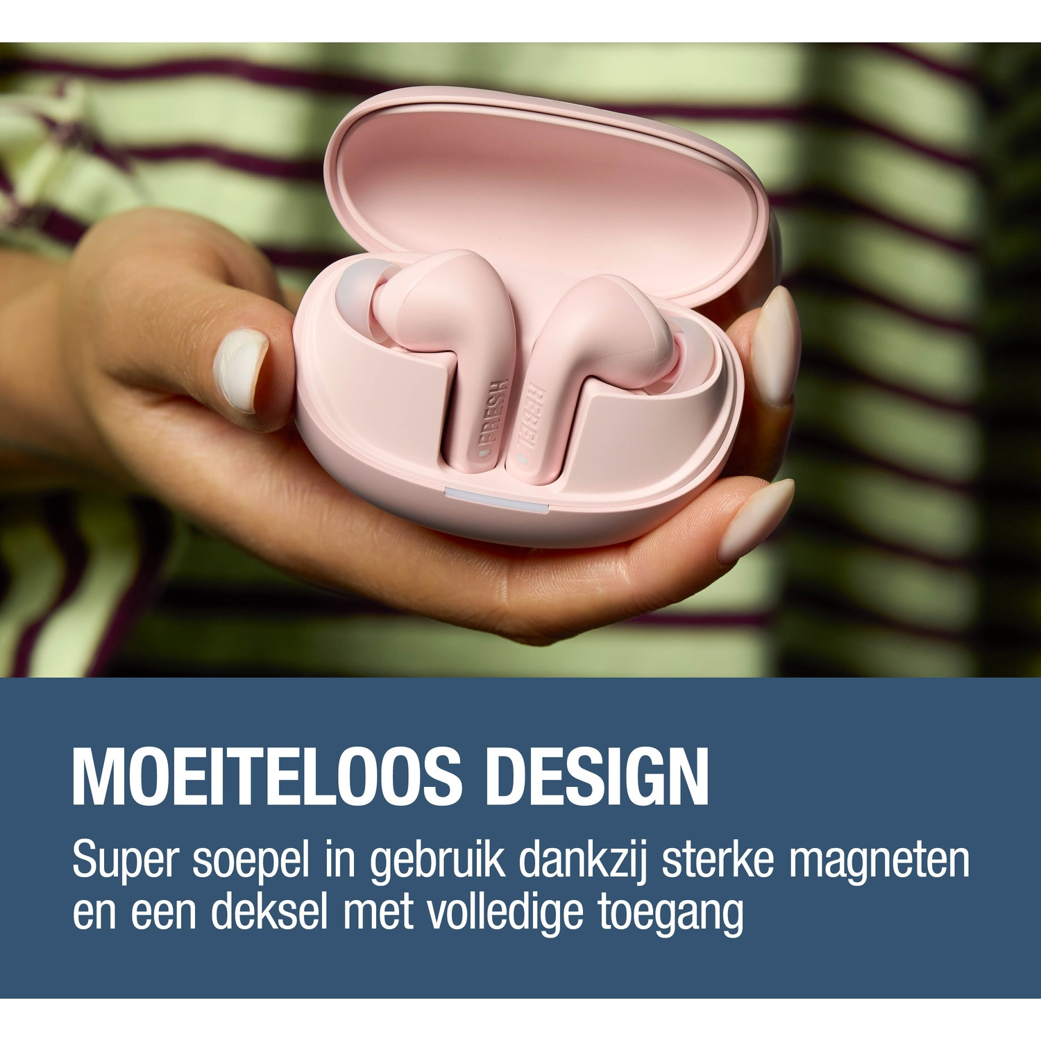 Een hand houdt een roze oplaadcase vast met twee roze oordopjes erin.