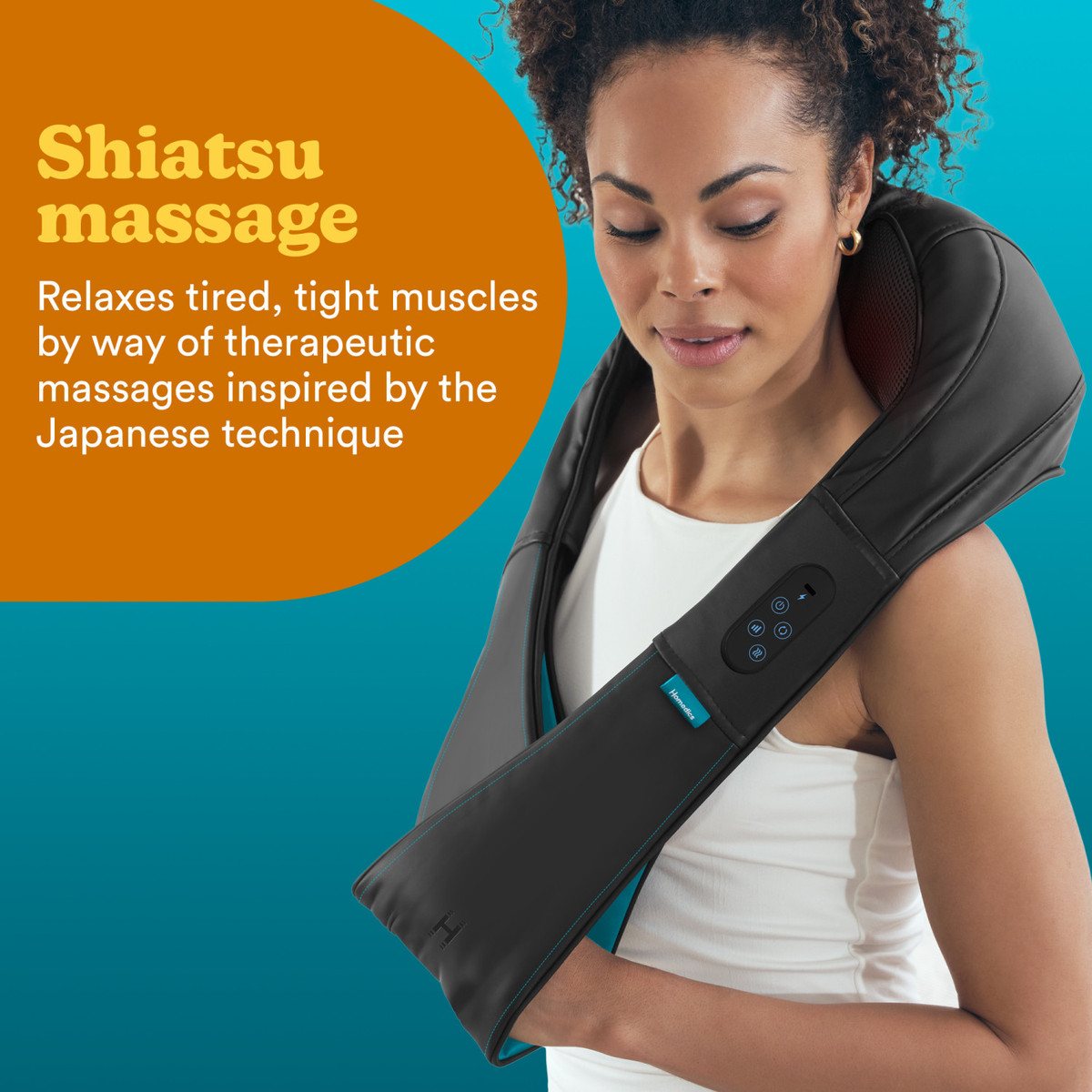 Nő shiatsu masszírozóval a nyakán kék háttér előtt.