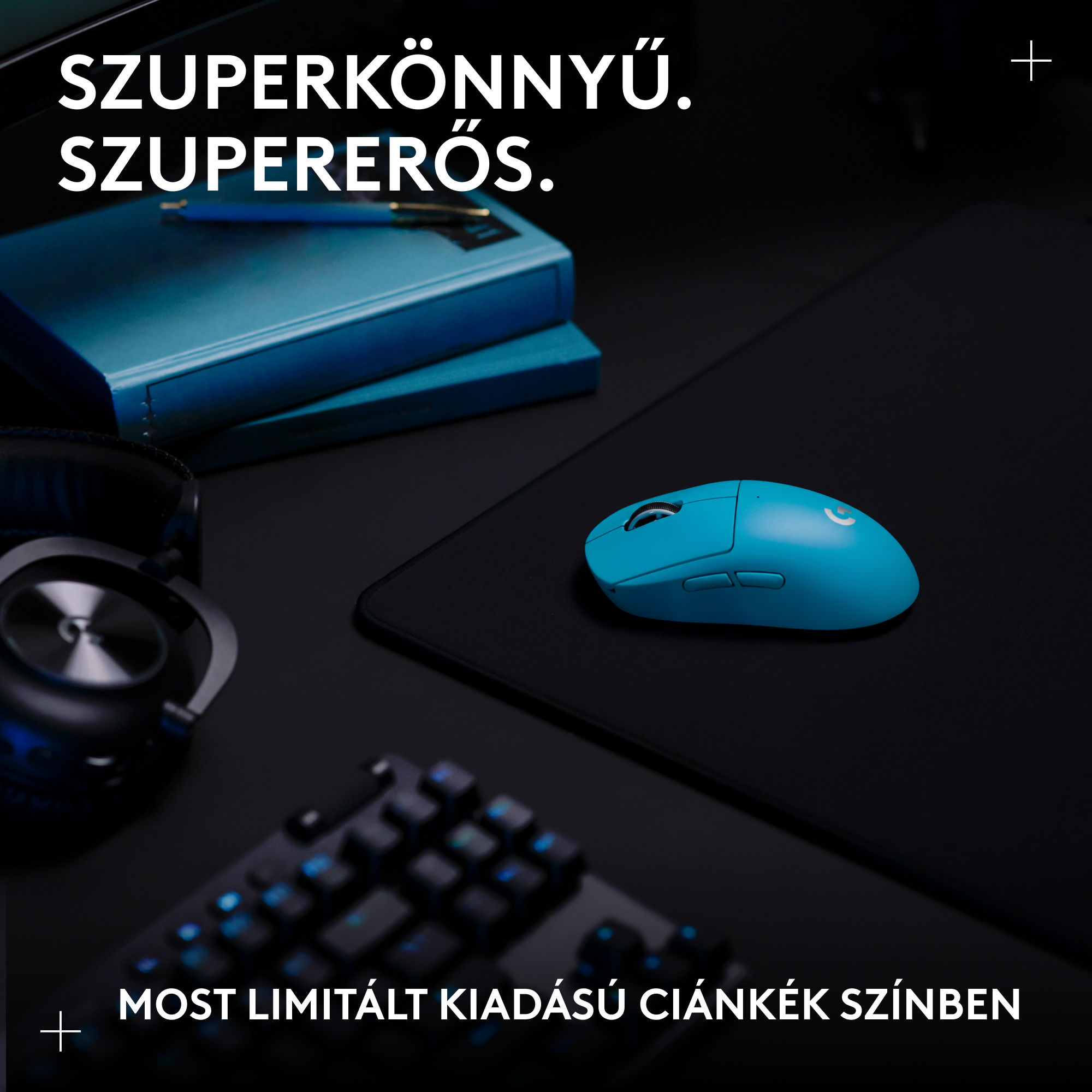 Kék számítógép-egér fekete szőnyegen, fejhallgató és billentyűzet mellett.