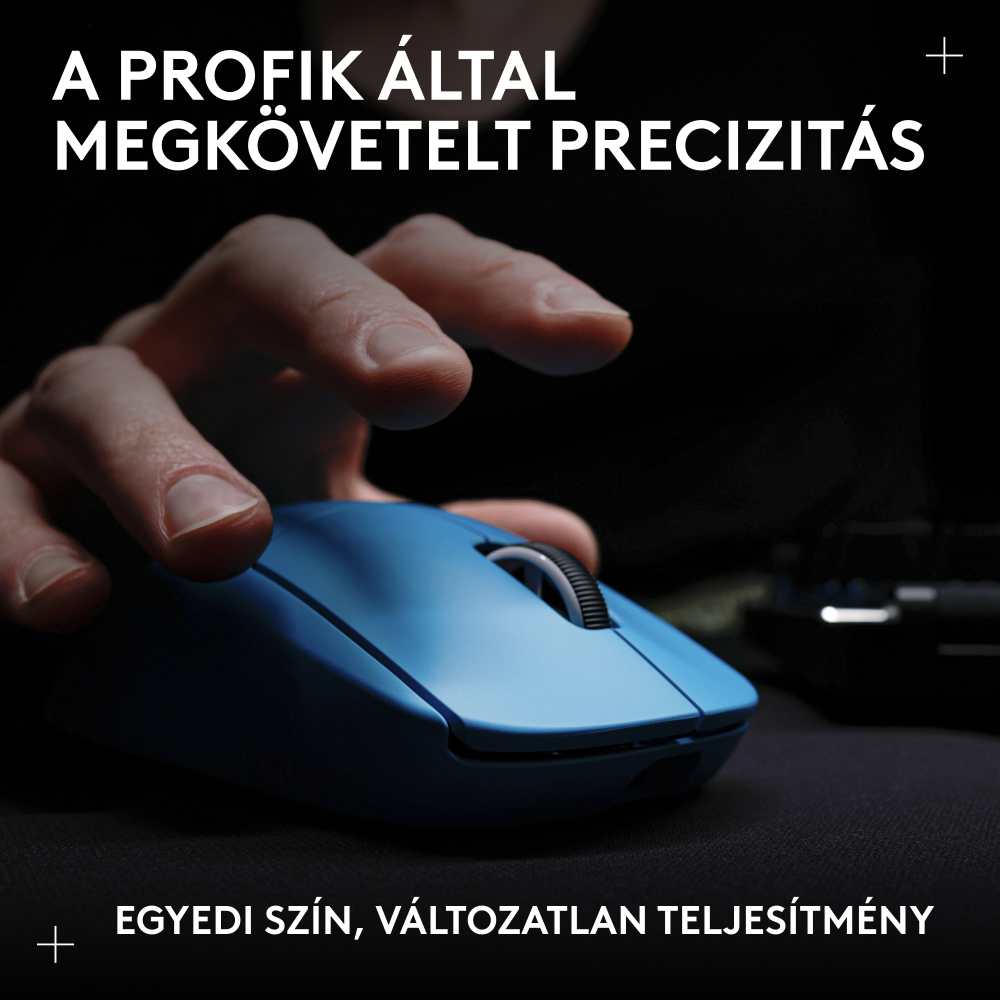 Egy kéz kék számítógépes egeret kezel fekete felületen.