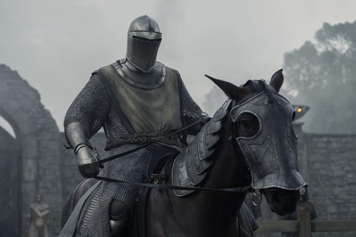 Ritter in voller Rüstung reitet ein Pferd mit Rüstung vor einer Burg.