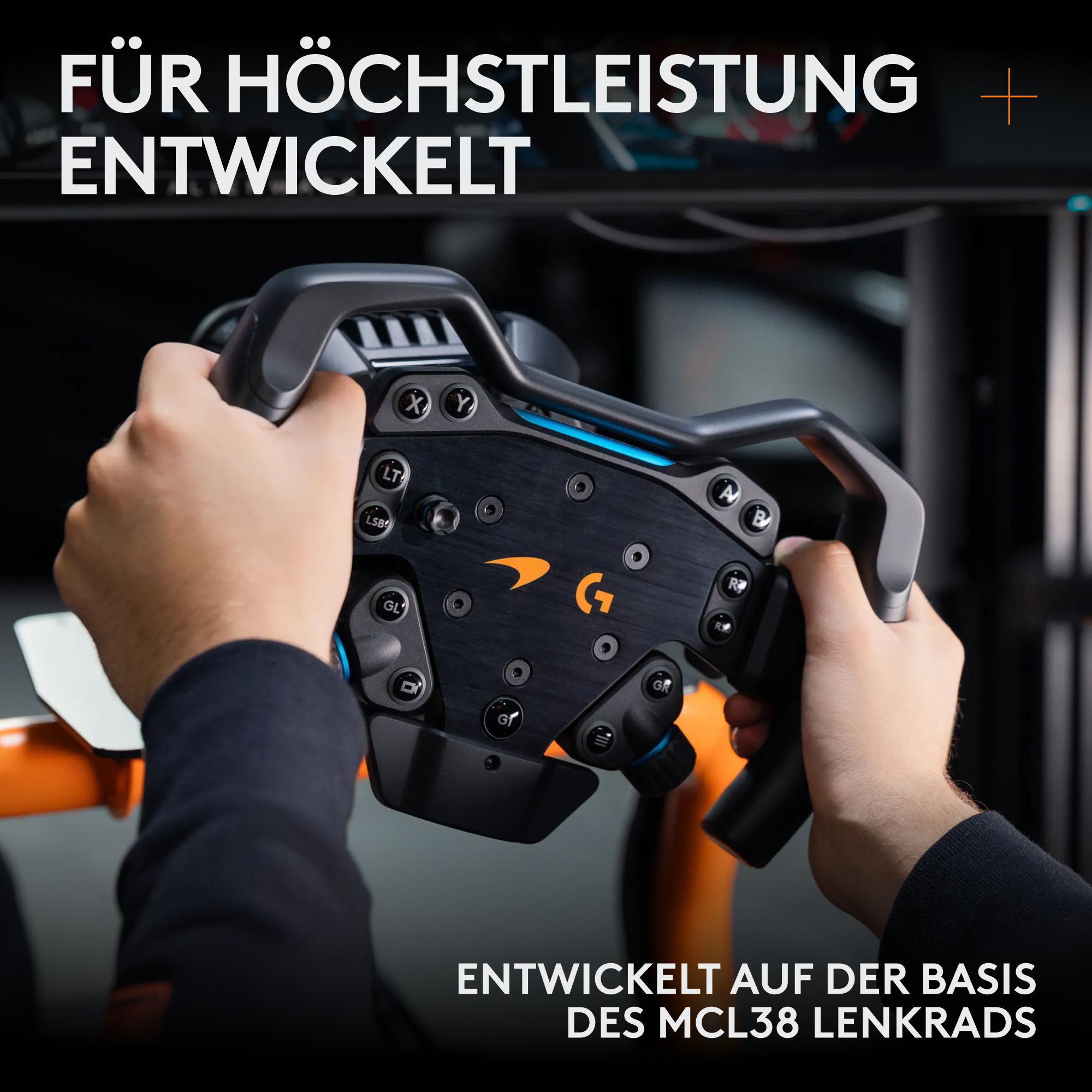 Hände halten ein schwarz-oranges Gaming-Lenkrad mit Knöpfen und Logos.