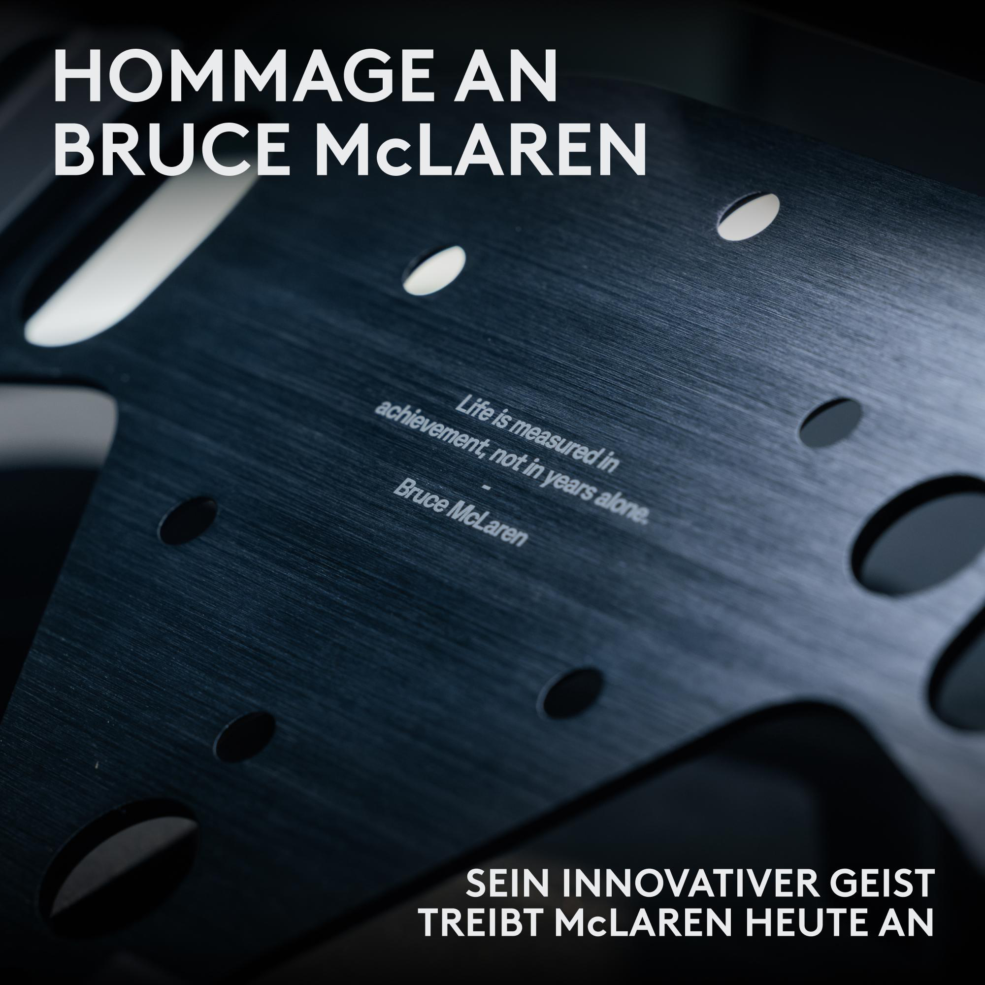 Hommage an Bruce McLaren mit Zitat auf dunklem, metallischem Hintergrund.
