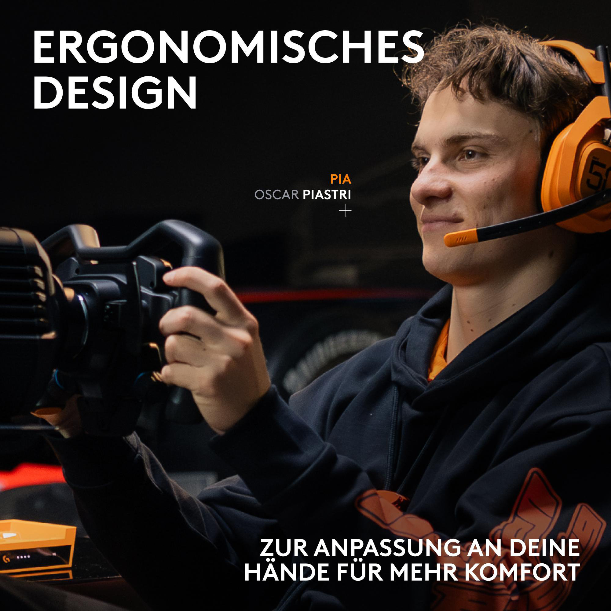 Oscar Piastri mit orangefarbenen Kopfhörern spielt ein Rennspiel mit einem Lenkrad.