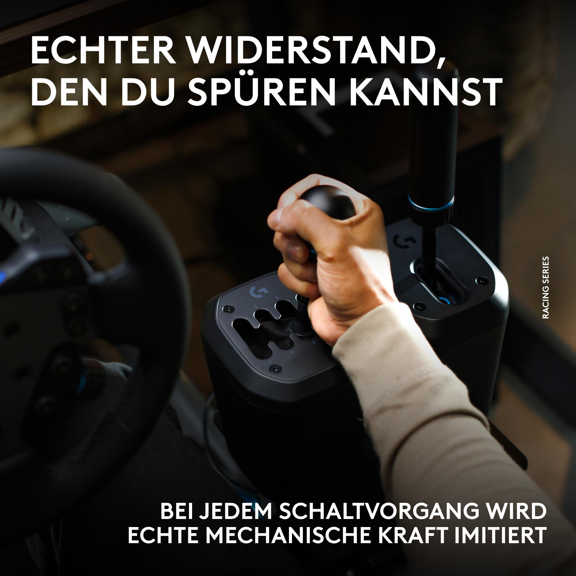 Eine Hand schaltet einen Ganghebel in einem Rennspiel-Simulator.