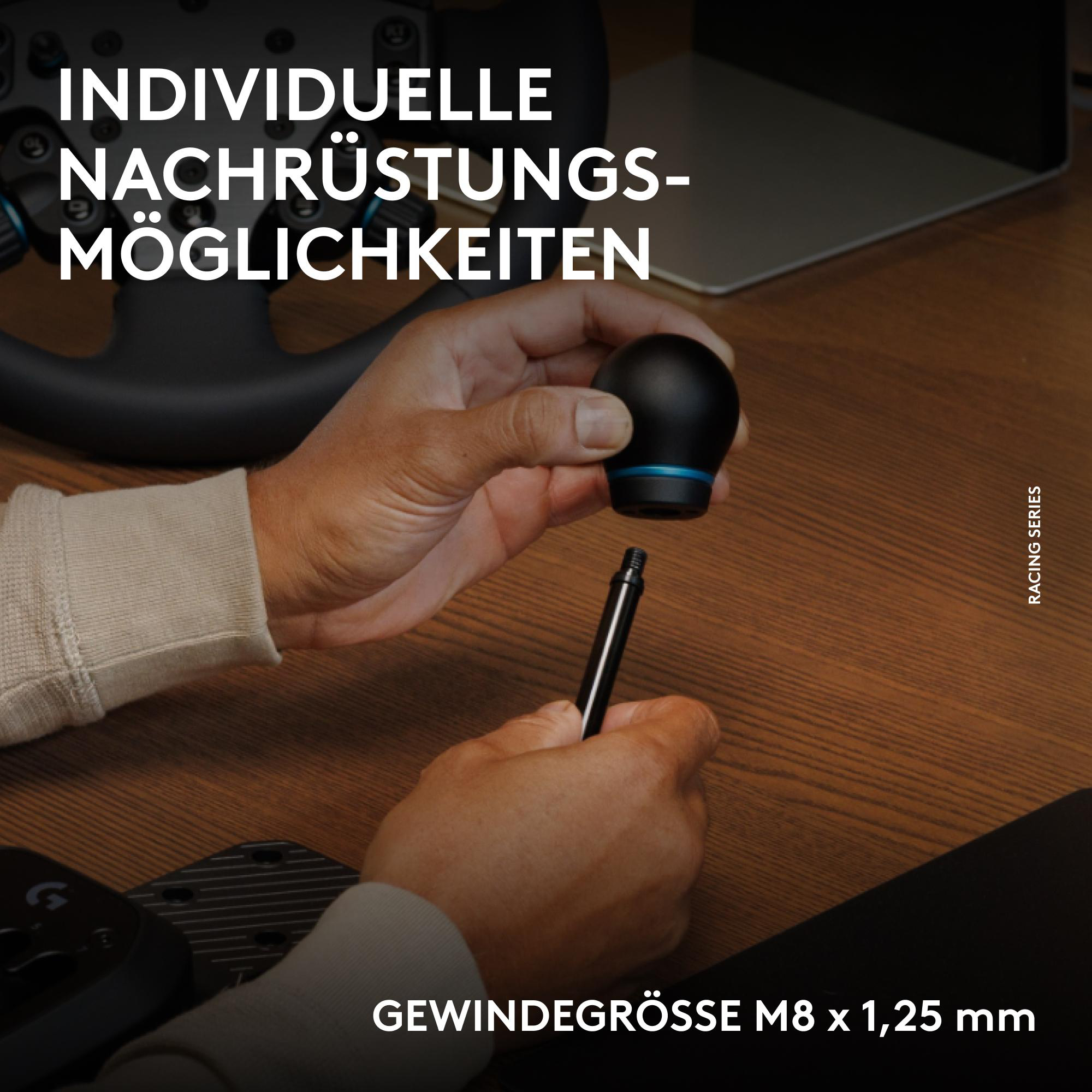 Person montiert schwarzen Schaltknauf mit Gewinde M8 x 1,25 mm an Rennlenkrad.