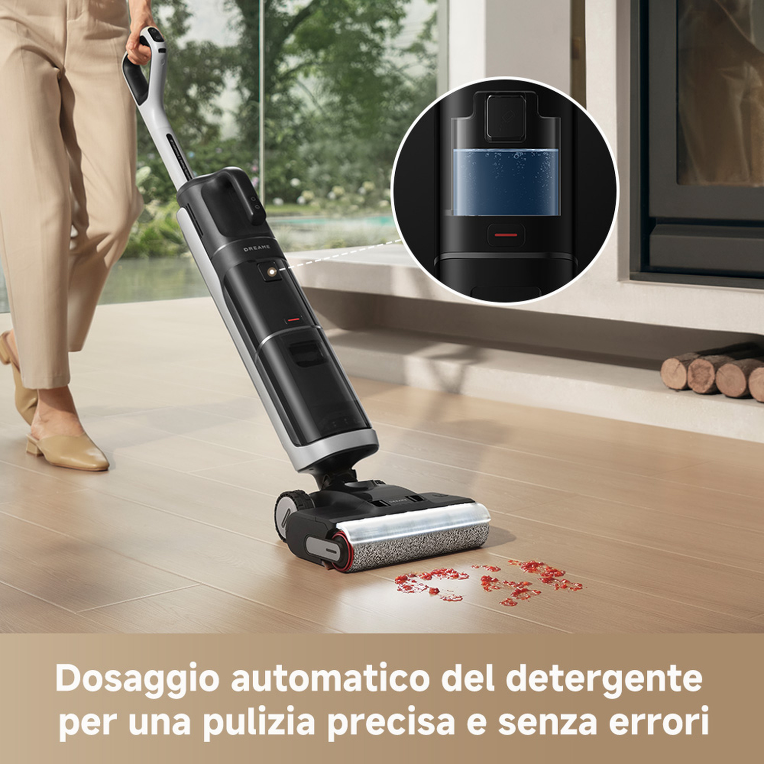 Una persona usa un pulitore per pavimenti, aspirando macchie su un pavimento in legno.