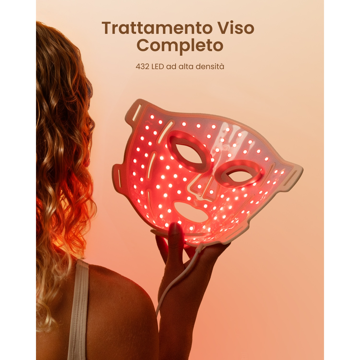 Una donna tiene una maschera facciale LED bianca con luci rosse davanti a sé.
