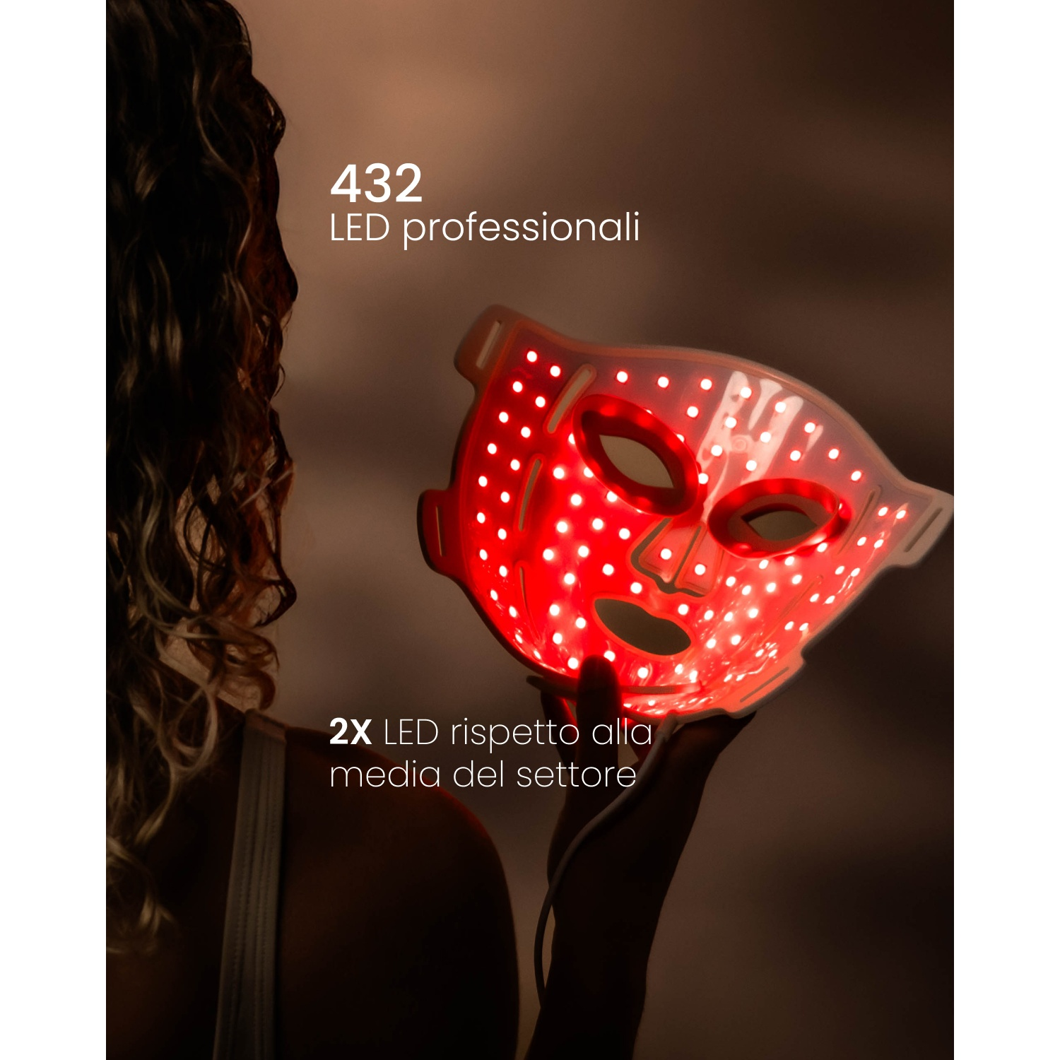 Donna tiene una maschera viso LED rossa. 432 LED professionali.