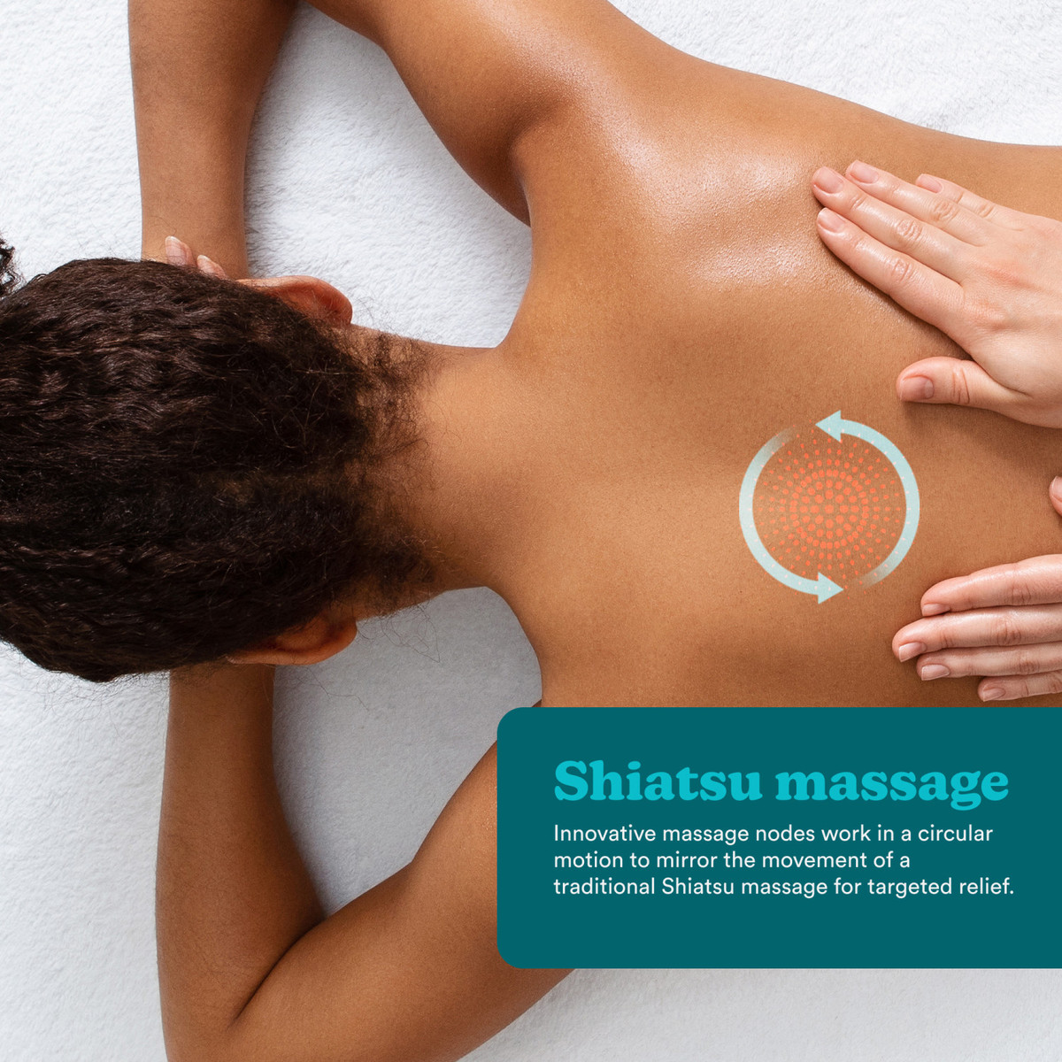 Egy személy Shiatsu masszázst kap a hátán, kör alakú szimbólummal.