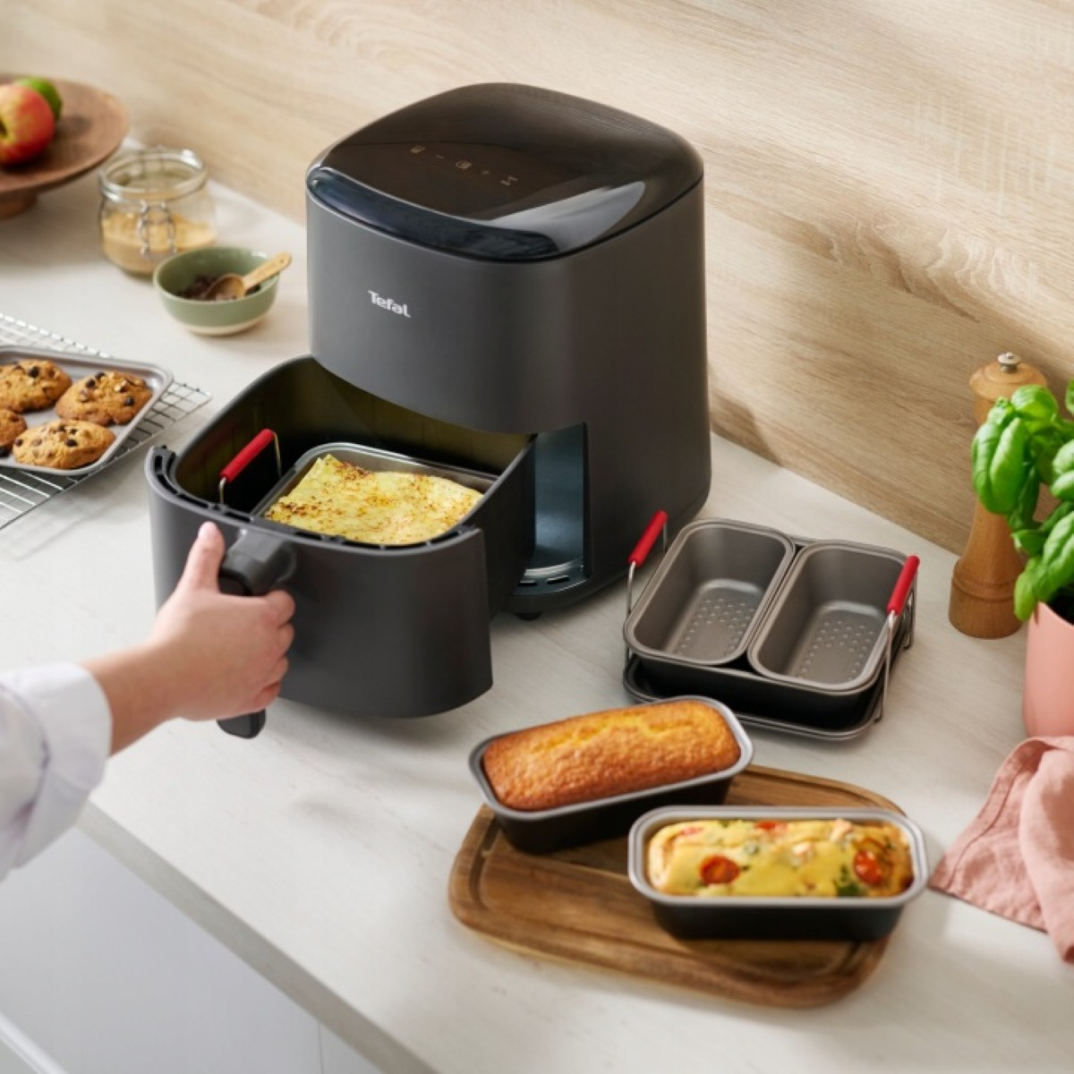 Frytkownica Tefal z lasagne i wypiekami na blacie.