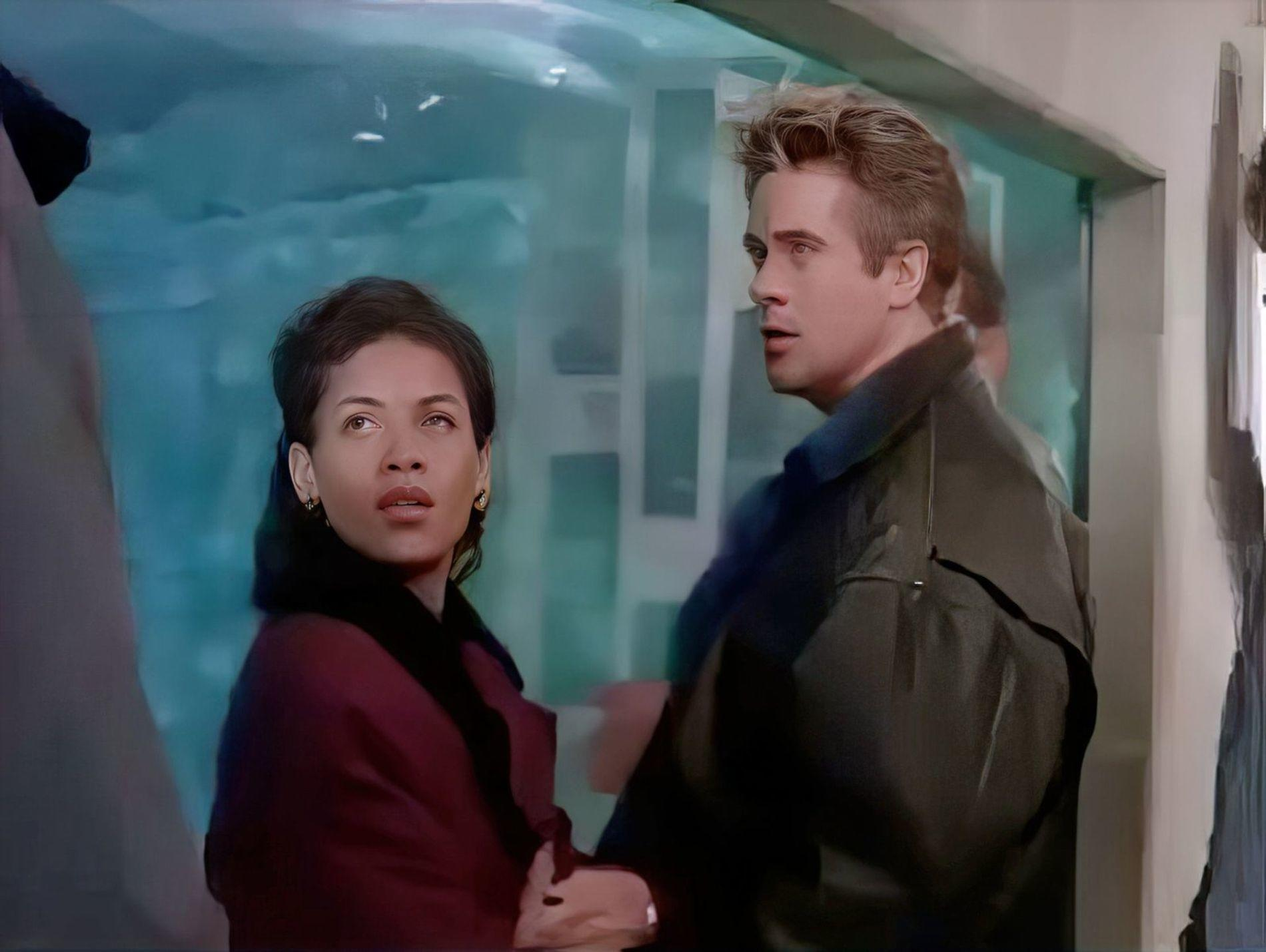 Ein Mann und eine Frau stehen vor einem Aquarium mit blauem Wasser.