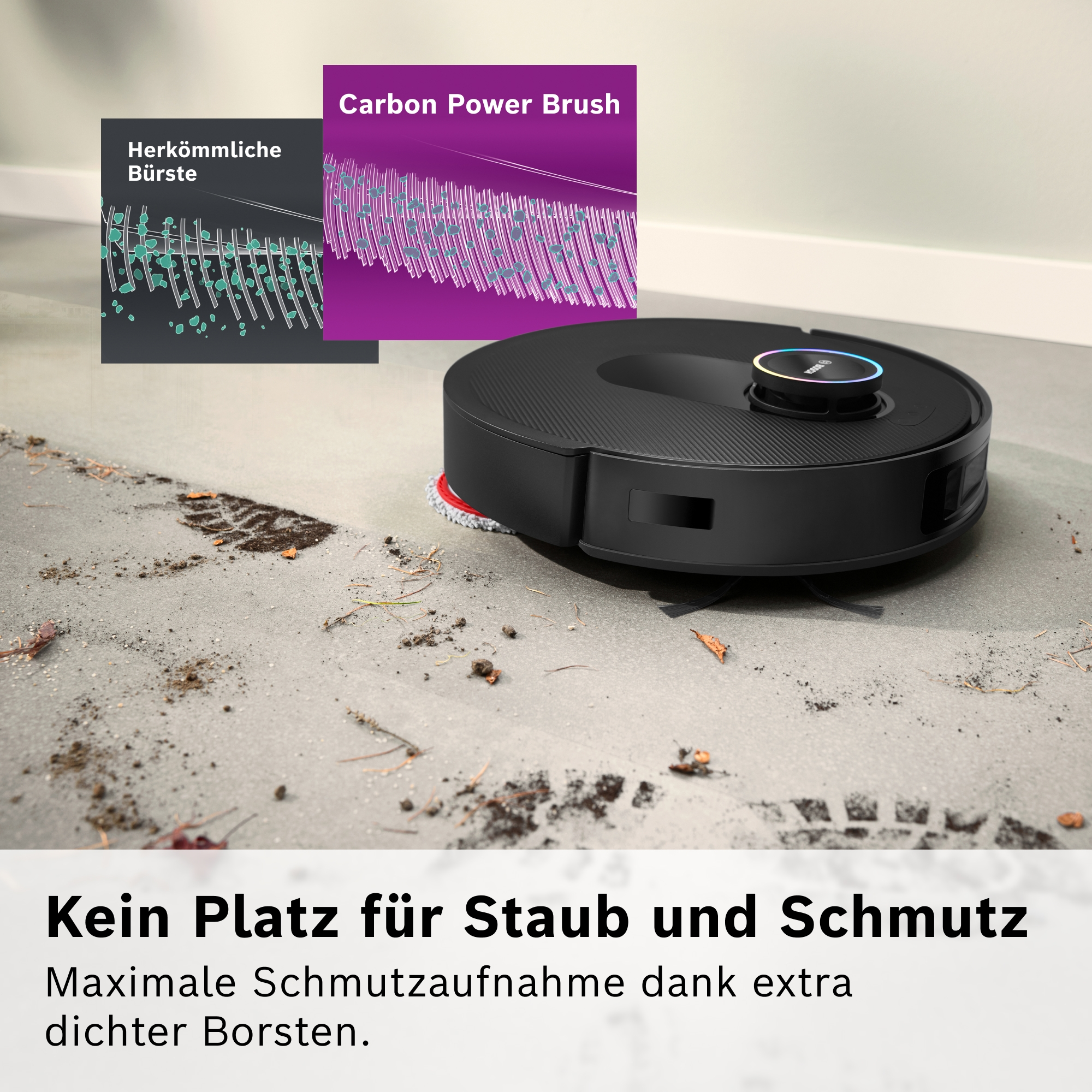 Ein schwarzer Saugroboter reinigt einen schmutzigen Boden mit Blättern und Erde.