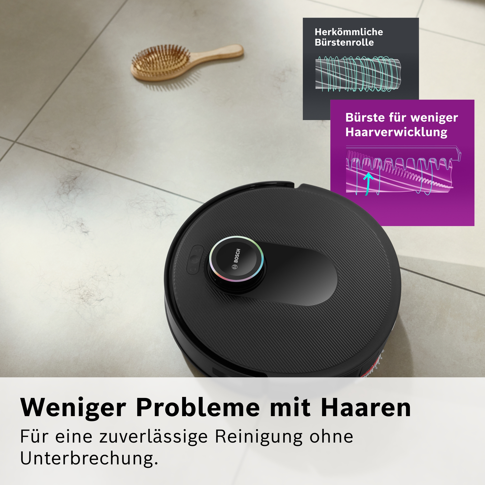 Ein schwarzer Saugroboter auf einem hellen Fliesenboden mit Haarbüscheln. Daneben liegen eine Haarbürste und Grafiken.