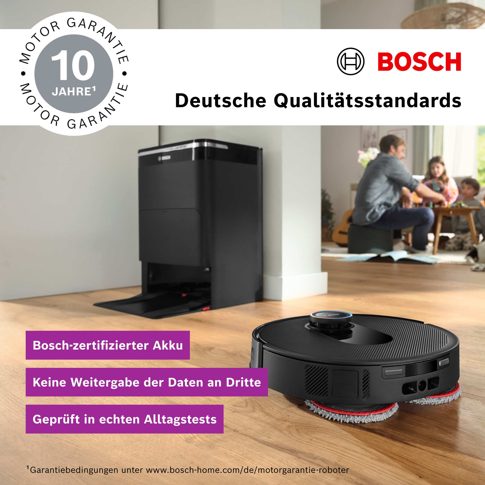 Ein schwarzer Saugroboter und eine Ladestation von Bosch stehen auf einem Holzboden.