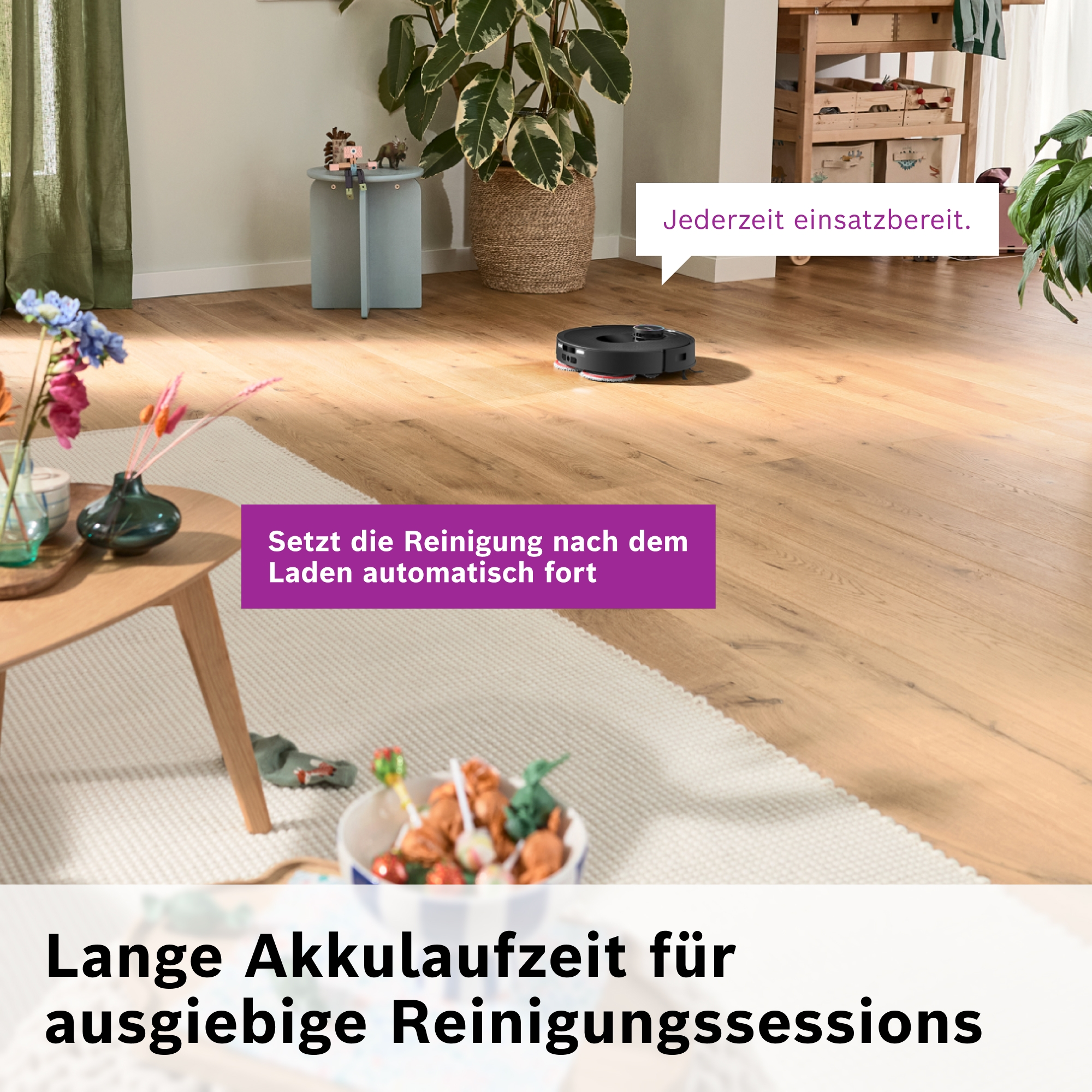 Ein Saugroboter reinigt einen Holzboden in einem Wohnbereich.
