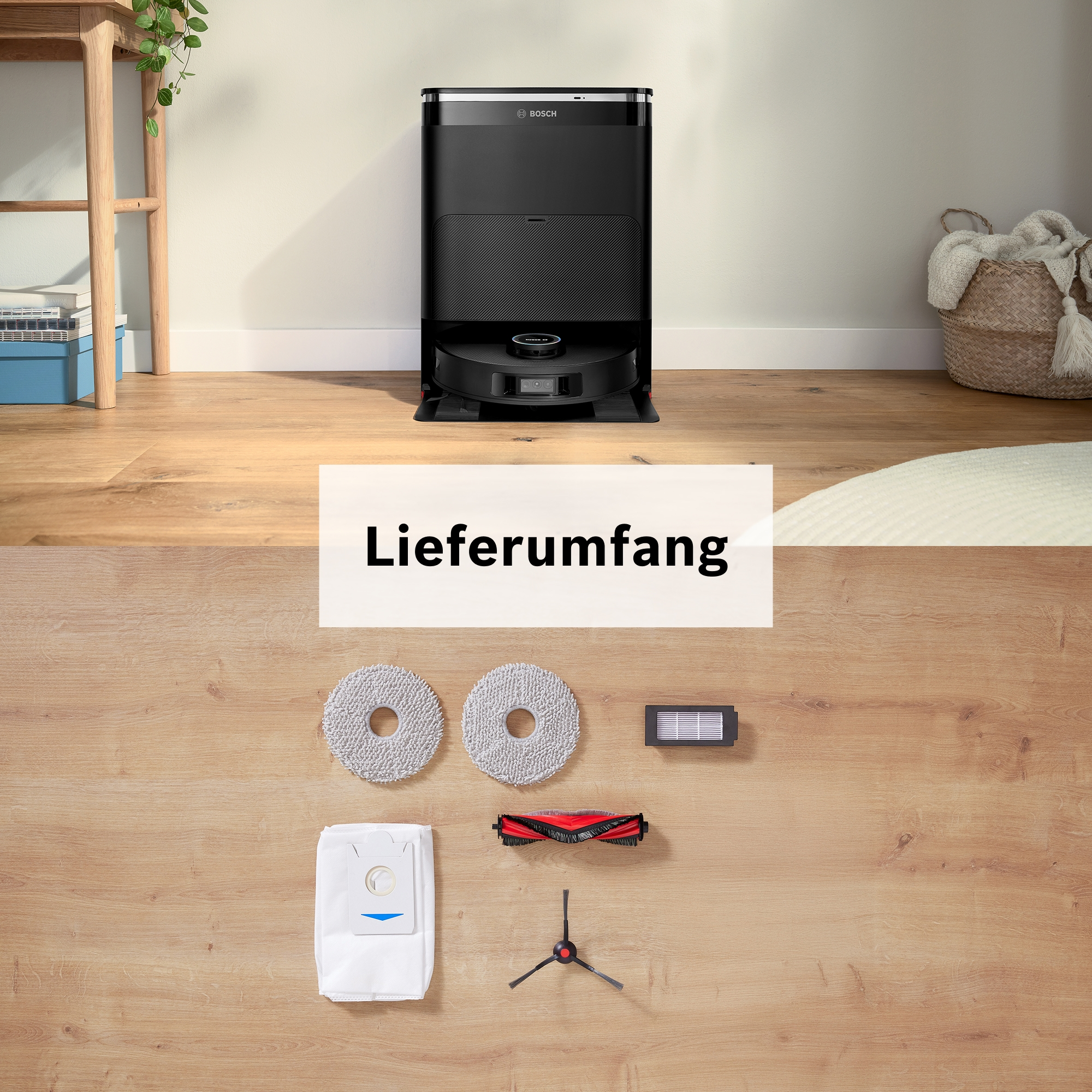 Ein schwarzer Saugroboter mit Ladestation und Zubehör auf Holzboden.