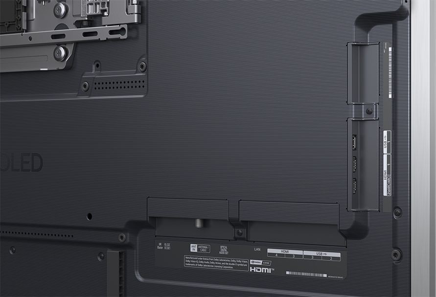 TV hátulja HDMI, USB és LAN csatlakozókkal. Látható OLED logó.