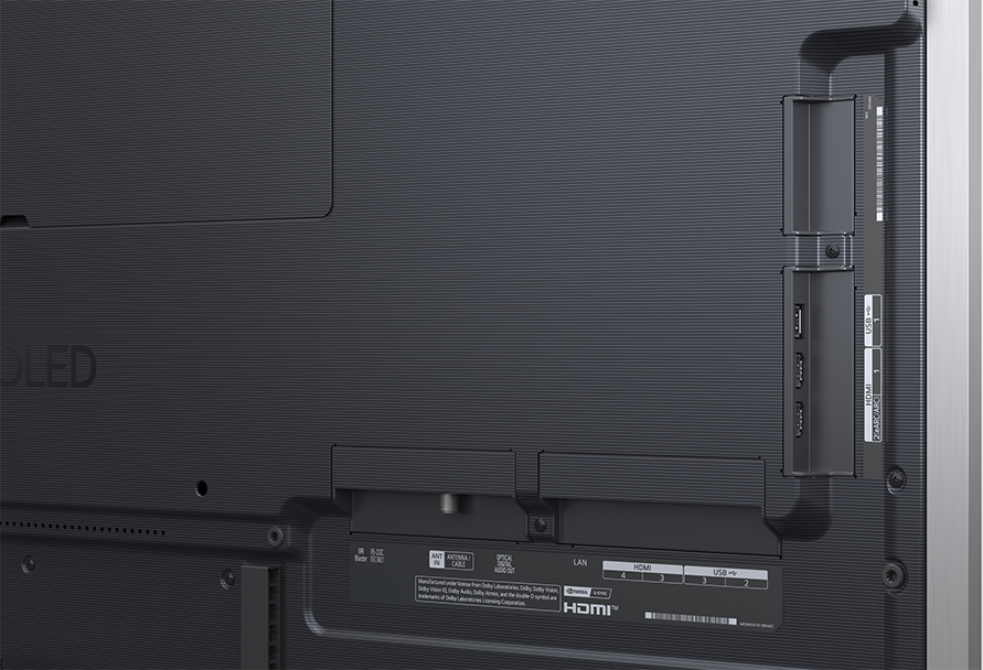 TV hátoldala HDMI és USB portokkal. OLED logó látható.