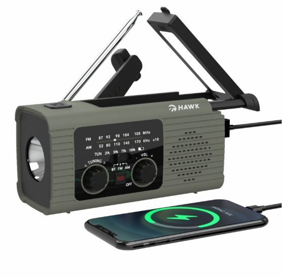 Szare radio awaryjne z korbą, energią słoneczną, światłem LED, ładuje smartfon.