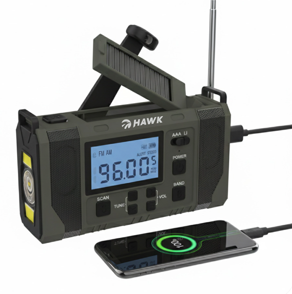 Zielone radio z panelem słonecznym ładuje smartfon. Wyświetla 96.00 FM.