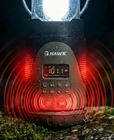 Radio HAWK z latarką i funkcją SOS na mchu.